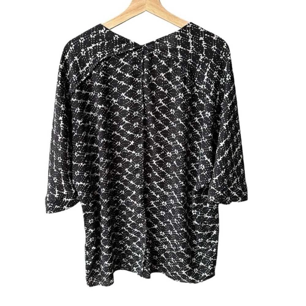 Olive Oak Top Blouse Black White Abstract Print 3/4 Sleeve V Neck Size Medium - Picture 2 of 5